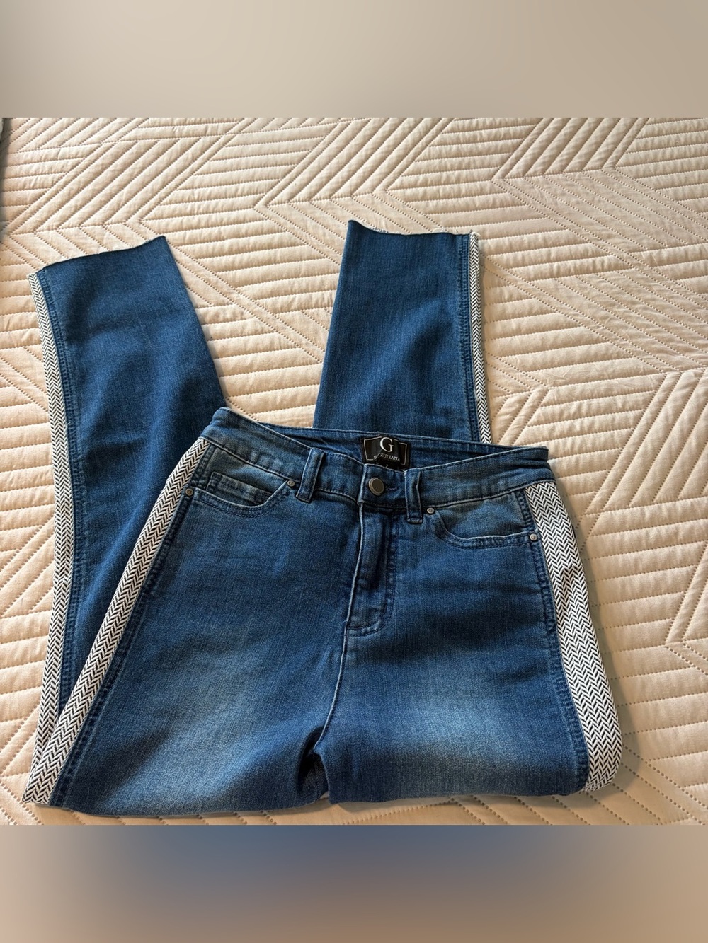 G by Giuliana Indigo Jeans with White Side Stripe
Size 2